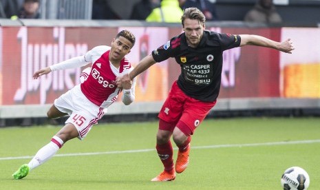 Justin Kluivert (kiri) pada laga Eredivisie lawan Excelsior di Rotterdam, Ahad (19/3). Justin mencetak satu gol pada laga ini.