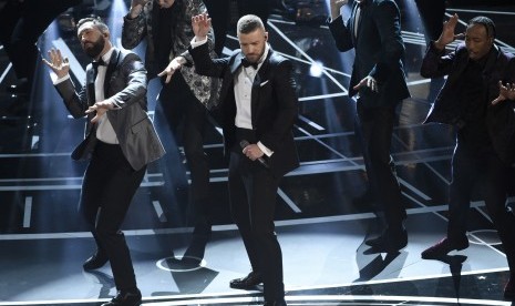 Justin Timberlake saat menyanyi di panggung Oscar, (27/2).