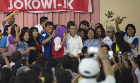 Jusuf Kalla berfoto dengan para TKI usai pertemuan di Malang, Jawa Timur, Selasa (17/6). 