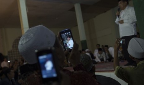  Jusuf Kalla berpidato di antara santri di Pondok Pesantren Nahdlatul Wathan, Lombok, Nusa Tenggara Barat, Kamis (19/6) malam. 