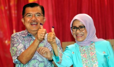 Jusuf Kalla bersama istri menggunakan hak pilih di TPS 003, Kebayoran Baru, Jakarta, Rabu (9/7). 