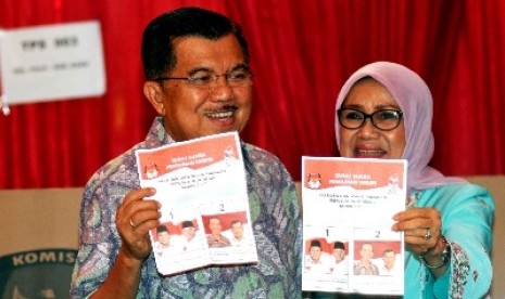 Jusuf Kalla bersama istri, Mufidah.