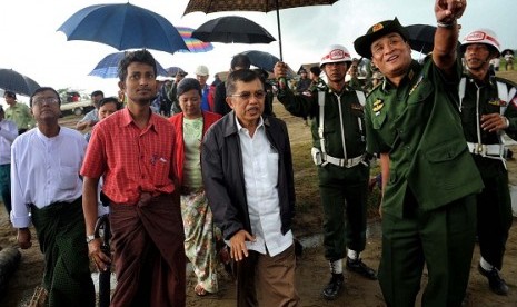 Jusuf Kalla (center) visit Rohingya refugees in Rakhine, Myanmar, recently.   