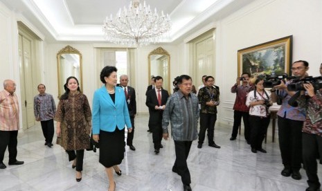 Vice President Jusuf Kalla accompanied by Coordinating Minister for Human Development and Culture Puan Maharani and Foreign Minister Retno LP Marsudi receives courtesy call of Chinese Vice Prime Minister Liu Yandong in Vice Presidential Palace on Monday (November 27).