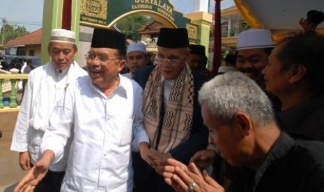  Jusuf Kalla disambut oleh para alim ulama saat tiba di Ponpes Suryalaya, Kadipaten Tasikmalaya, Jawa Barat, Rabu (25/6). 