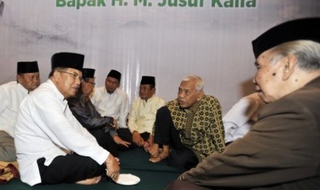 Jusuf Kalla (dua kiri) berbincang bersama para ulama dan tokoh masyarakat saat melakukan do'a dan buka puasa bersama ratusan tim suksesnya di Makassar, Sulsel, Senin (7/7). 