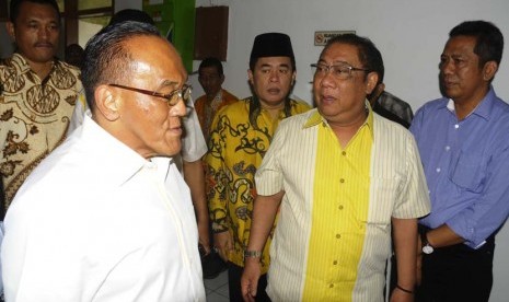 Jusuf Kalla (JK) Abu Rizal Bakrie (dua kiri) menyapa Terdakwa Irianto MS Syafiuddin alias Yance di Pengadilan Negeri Tipikor, Kota Bandung, Senin (13/4). (Republika/Septianjar Muharam)