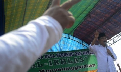 Jusuf Kalla (JK) berorasi ketika menghadiri deklarasi dukungan warga asli Madura se-Jabotabek di kawasan Kali Baru, Cilincing, Jakarta Utara, Ahad (22/6). 