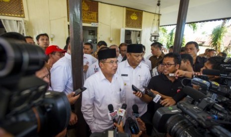 Jusuf Kalla (JK) menjawab pertanyaan wartawan