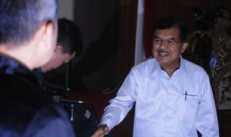 Jusuf Kalla (JK) usai jadi saksi meringankan pada sidang lanjutan Irianto MS Syafiuddin alias Yance di Pengadilan Negeri Tipikor, Kota Bandung, Senin (13/4). (Republika/Septianjar Muharam)