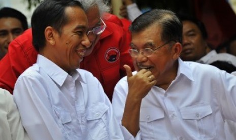 Jusuf Kalla (kanan) berbicang dengan Joko Widodo (Jokowi)