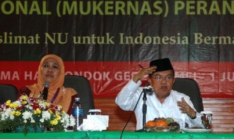 Jusuf Kalla (kanan) dan Khofifah Indar Parawansa