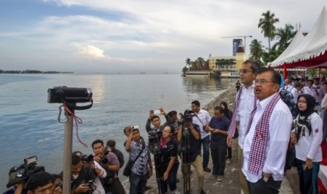  Jusuf Kalla (kanan), didampingi Walikota Makassar, Danny Pomanto (kiri), mengamati Pantai Losari, Makassar, Sulsel, Kamis (12/6). 