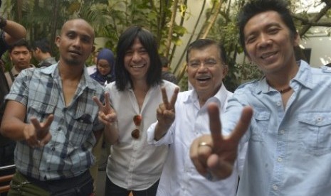 Jusuf Kalla (kedua kanan) bersama personel Band Slank Bimbim (kanan), Abdee (kedua kiri) dan Ivan (kiri) mengacungkan jari mereka membentuk V yang berarti dua, kemenangan dan perdamaian ketika bertemu di Jakarta, Senin (2/6).