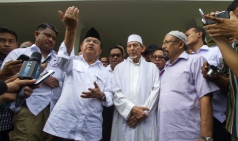  Jusuf Kalla (kedua kiri), dan Ketua Utama Pengurus Besar Alkhairaat, Habib Saggaf al Jufri (kedua kanan), menjawab pertanyaan wartawan seusai menggelar pertemuan di Palu, Sulteng, Kamis (12/6). 