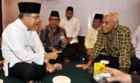 Jusuf Kalla (kiri) berbincang bersama para ulama dan tokoh masyarakat saat melakukan do'a dan buka puasa bersama ratusan tim suksesnya di Makassar, Sulsel, Senin (7/7).