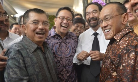 Jusuf Kalla (kiri) berbincang serius dengan Ketua Umum Partai Nasdem Surya Paloh (tengah), Ketua Umum Partai Golkar Aburizal Bakrie (kanan) dan Ketua DPD Irman Gusman (kedua kiri) ketika menghadiri open house di kediaman JK, Download :