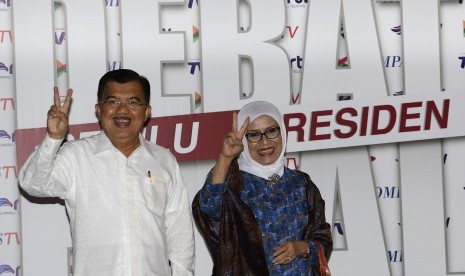 Jusuf Kalla (kiri) bersama Ibu Mufidah Kalla (kanan)