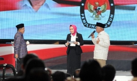 Jusuf Kalla (kiri) dan calon wakil presiden nomor urut satu Hatta Rajasa saat debat capres di Jakarta, Ahad (29/6) malam WIB.