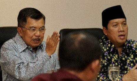 Jusuf Kalla (kiri) didampingi Imam Addaruqutni (kanan)