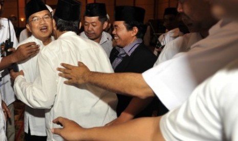 Jusuf Kalla (kiri) disambut simpatisannya usai melakukan doa dan buka puasa bersama ratusan tim suksesnya di Makassar, Sulsel, Senin (7/7). 