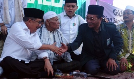 Jusuf Kalla (kiri) menyalami mantan Bupati Pamekasan, KH. Kholilurrahman (kanan), di Pesantren As-Zubair, Pamekasan, Jatim, Rabu (18/6). 