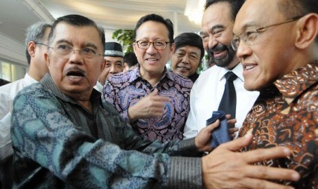 Jusuf Kalla (kiri) dan Aburizal Bakrie (kanan)