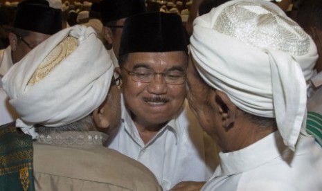 Jusuf Kalla (center) visits Banjarmasin, Kalimantan on Friday