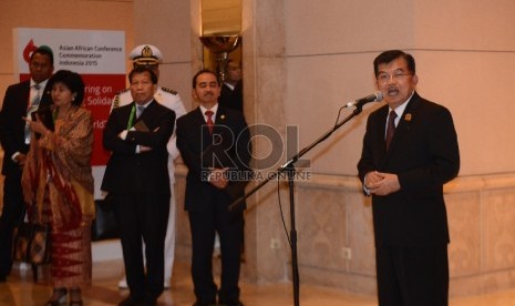 Jusuf Kalla memberikan keterangan pada wartawan usai pertemuan dengan Negara-negara Anggota Organisasi Kerja Sama Islam di sela-sela rangkaian Konferensi Tingkat Tinggi Asia Afrika di Jakarta Convention Centre, Jakarta, Rabu (22/4). (Republika/Raisan Al Fa