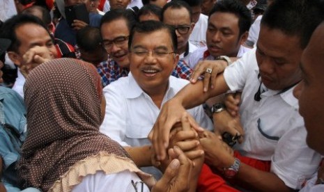 Jusuf Kalla menyapa warga saat melakukan safari kampanye di Kampung Nelayan Pangkalanbun, Waringin Barat, Kalimantan Tengah, Jumat (27/6).