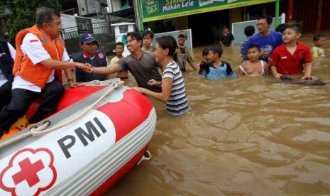 Jusuf Kalla menyapa warga saat meninjau banjir.