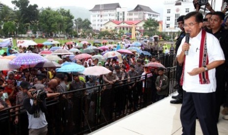 Jusuf Kalla tampil berkampanye di depan massa pendukungnya di Lapangan Merdeka, Ambon, Maluku, Sabtu (14/6). 