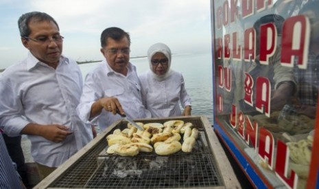 Jusuf Kalla (center) 