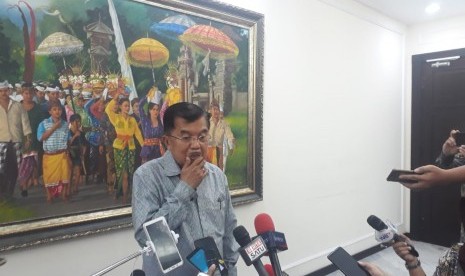 Jusuf Kalla. Wakil Presiden RI Jusuf Kalla saat diwawancarai wartawan di Kantor Wakil Presiden, Jalan Medan Merdeka Utara, Jakarta, Selasa (5/3).