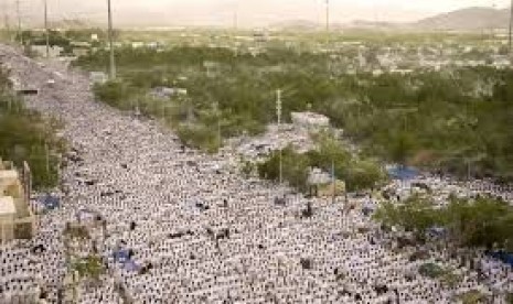 Jutaan calon jamaah haji melakukan wukuf di Padang Arafah. Umat Islam yang tidak berhaji, disunnahkan menunaikan Puasa Arafah.