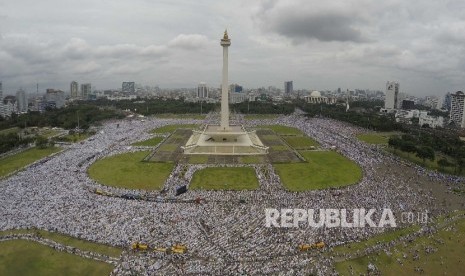  Jutaan Jamaah Aksi Bela Islam III menjelang pelaksanaan Shalat Jumat memadati area Monumen Nasional Jakarta, Jumat (2/12). Shaf jamaah meluber hingga ke jalan-jalan di sekitar area Monas dan hingga ke Jl MH Thamrin, dan kawasan Patung Tani.