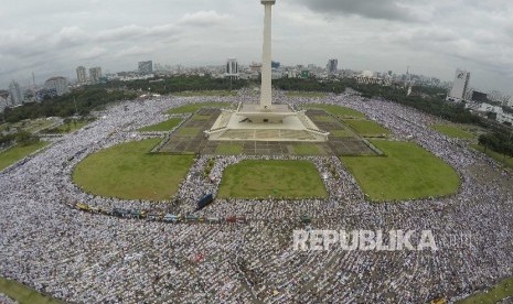 Jutaan Jamaah Aksi Bela Islam III menjelang pelaksanaan Shalat Jumat memadati area Monumen Nasional Jakarta, Jumat (2/12).