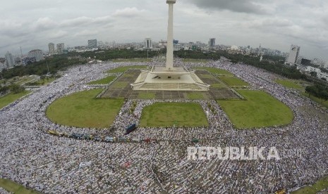 Jutaan Jamaah Aksi Bela Islam III menjelang pelaksanaan Shalat Jumat memadati area Monumen Nasional Jakarta, Jumat (2/12).