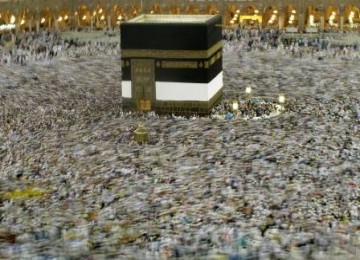 Jutaan umat muslim melaksanakan Tawaf (mengelilingi Kabah) usai Shalat Subuh di Masjidil Haram, Mekkah, Arab Saudi