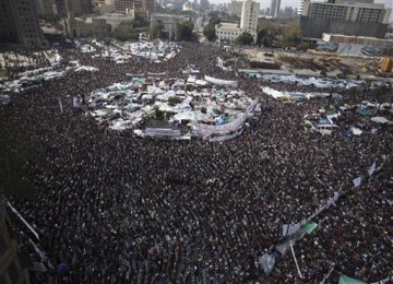 Jutaan warga Kairo berkumpul di Tahrir Square menuntut Presiden Mubarak mundur.