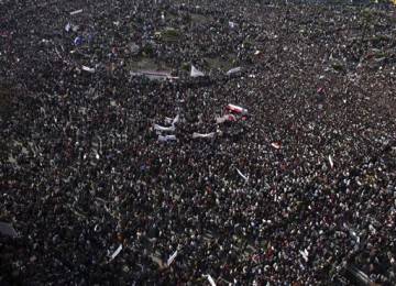 Jutaan warga Kairo menyemut di Lapangan Tahrir, meminta Presiden Hosni Mubarak turun.