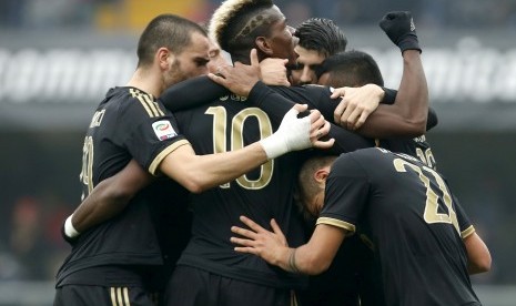 Juventus' Alex Sandro (hidden) is celebrated by his team mates after scoring the team's third goal