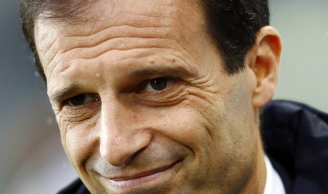 Juventus' coach Massimiliano Allegri looks on ahead of their Italian Serie A soccer match against Parma at the Olympic stadium in Turin November 9, 2014.