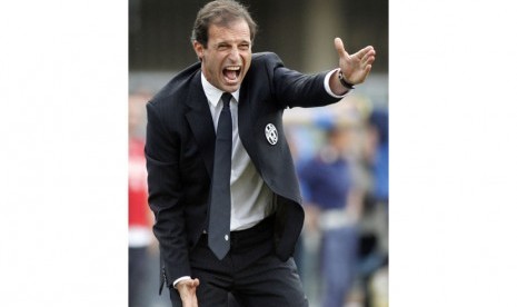 Juventus' coach Massimiliano Allegri shouts during a Serie A soccer match against Chievo Verona at the Bentegodi stadium in Verona, Italy, Saturday, Aug. 30, 2014