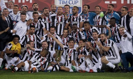  Juventus merayakan kemenangan setelah berhasil meraih gelar Coppa Italia di Rome Olympic Stadium, Kamis (9/5). Juventus dalam pertandingan itu menang telak 4-0