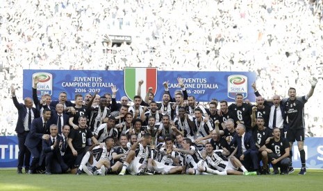 Juventus merayakan kesuksean meraih juara Liga Italia Serie A di Stadion Juventus, Turin, Italia, bulan lalu. 