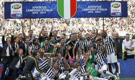 Juventus merayakan trofi Serie A Liga Italia.