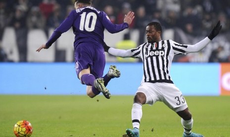  Juventus' Patrice Evra (R) in action against Federico Bernardeschi of Fiorentina