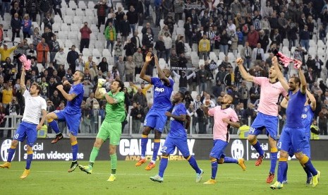 Juventus' players celebrate their win against Palermo at the end of their Italian Serie A soccer match at Juventus Stadium in Turin October 26, 2014. 