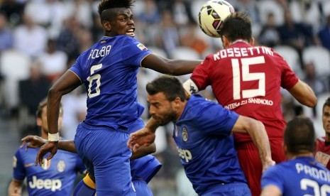 Juventus' Pogba jumps for the ball against Cagliari's Rossettini during their Serie A soccer match at the Juventus stadium in Turin